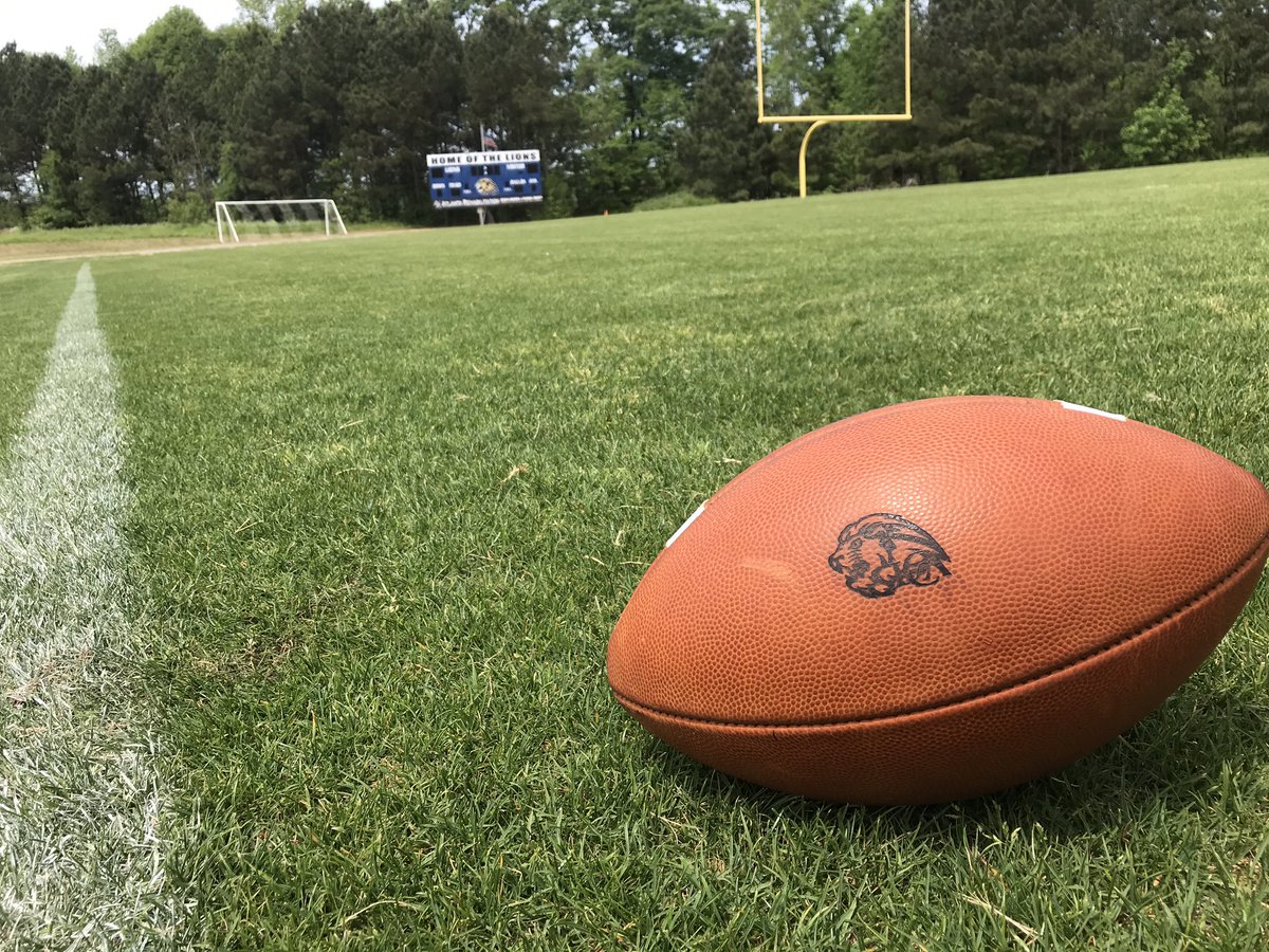 kingdaddy84's tweet photo. So Fresh ‘n So Clean! Fresh cut of the dance floor ahead of tomorrow’s Day with The Pros! We are ready to host! Let’s get it! #DWTP 🏈 #TheHawk @LCALionsSports @NFLPA @NFLPAFmrPlayers #BuildingCommunity #WaltonProud #GoLions🏈 https://t.co/5pI2D4NeDj
