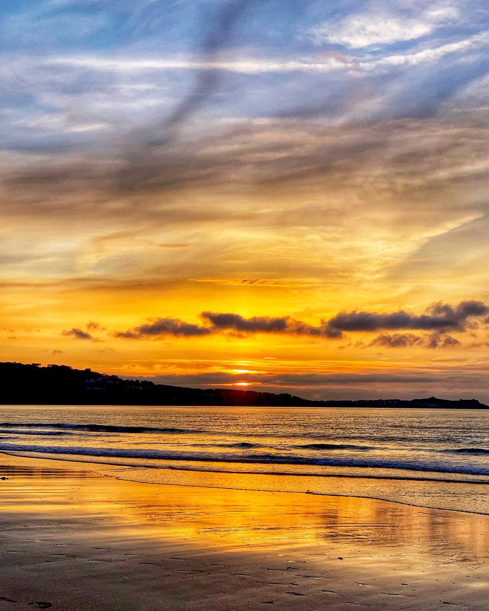 Another beautiful sunset from Hayle Beach
.
.
.
.
.
#hayle #gwithian #stives #cornwall #cornwalllife #cornwalluk #cornwallliving #visitcornwall #cornwallholiday #mycornwall #kernow #explorecornwall #lovecornwall #cornishcoast #cornwallcoast #walkcornwall #kernowfornia #ilovecornw