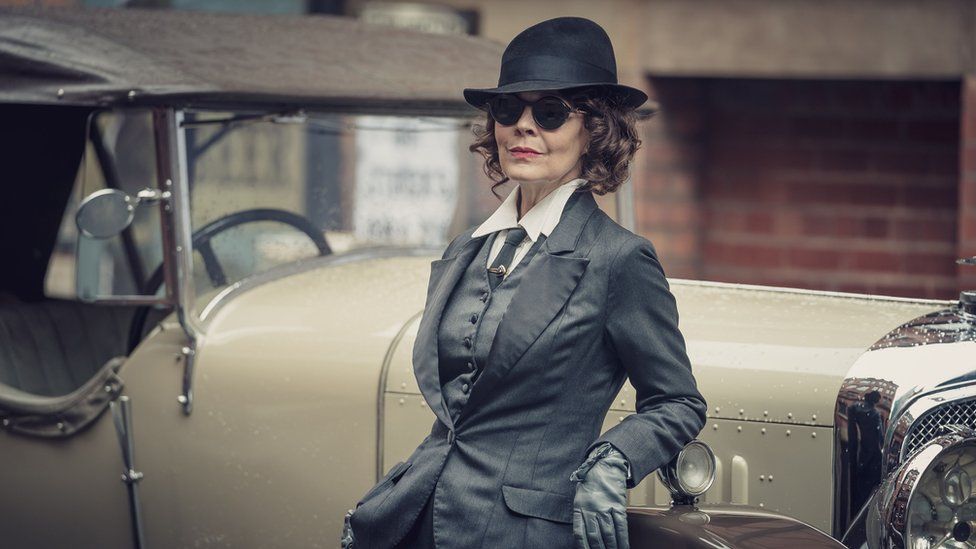 lagranpantalla_'s tweet photo. Ha fallecido a los 52 años la actriz británica Helen McRory, a causa de un cáncer.

La intérprete fue reconocida entre el público en general por dar vida a Narcissa Malfoy en la saga "Harry Potter" y su mítico papel como la tía Polly Gray en la serie "Peaky Blinders".

D.E.P. https://t.co/vvwfUsUiA2