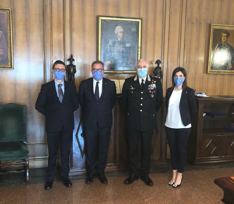 Usicnazionale's tweet photo. NON SOLO QUESTIONI SINDACALI NELL'INCONTRO DI OGGI CON IL #GENERALE #LUZI

Grande disponibilità ed apertura anche sul ruolo della #donna nell'#Arma dei #Carabinieri.
Poi il tema #pensioni.
E quello dei #Comandanti di #Stazione.
Nel link il video.

https://t.co/ZsJsDuYn2E https://t.co/dOvRudMCNx