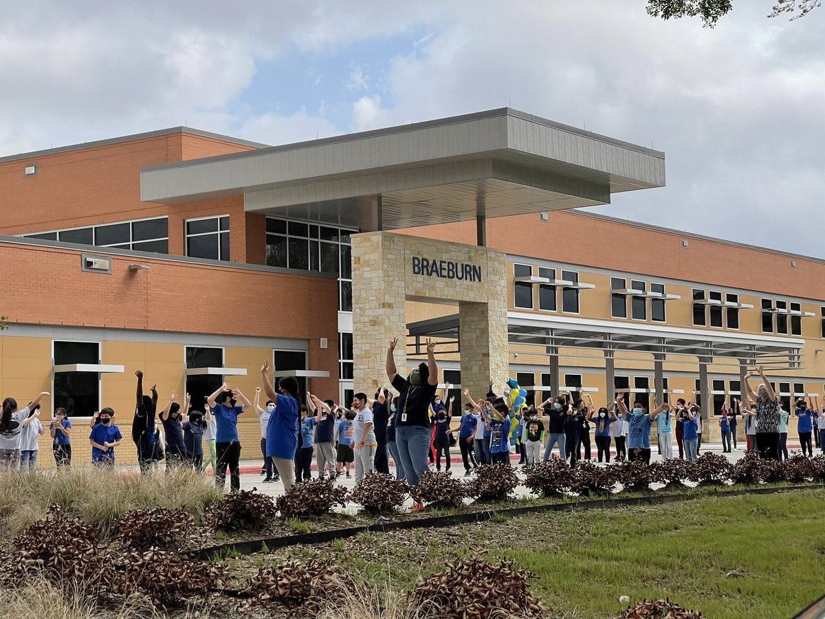 Build_HISD's tweet photo. ICYMI: Catch @Braeburn_HISD’s Bobcat Newscast to mark the celebration of their brand new #HarveyRebuild. You can check out the video here: https://t.co/sUhwakwigM 
#safecelebration #WeSolveWeServeWeBuild https://t.co/SvTOzsaKL5