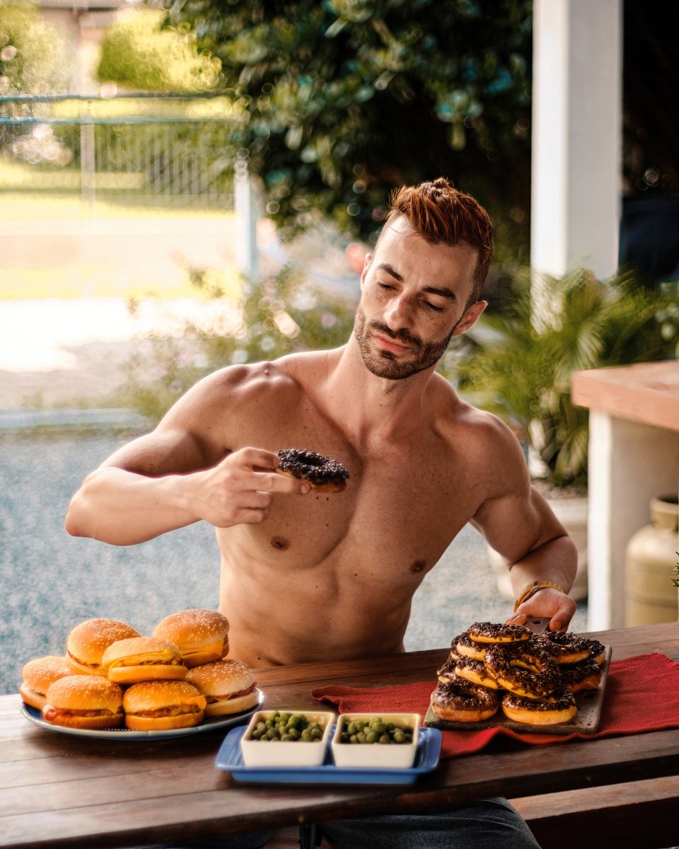 🍩 Donuts na AirFryer virou minha nova paixão 😋 Eu mesmo faço em casa e deixo a massa congelada... Daí é só esperar o dia do lixo e mandar pro abraço hahaha
.
.
.
#fodaseopadrao #bodybuilder #fitnessmodel #bodybuildingmotivation #fisiculturismo #fitnessadict #fitnessfreak