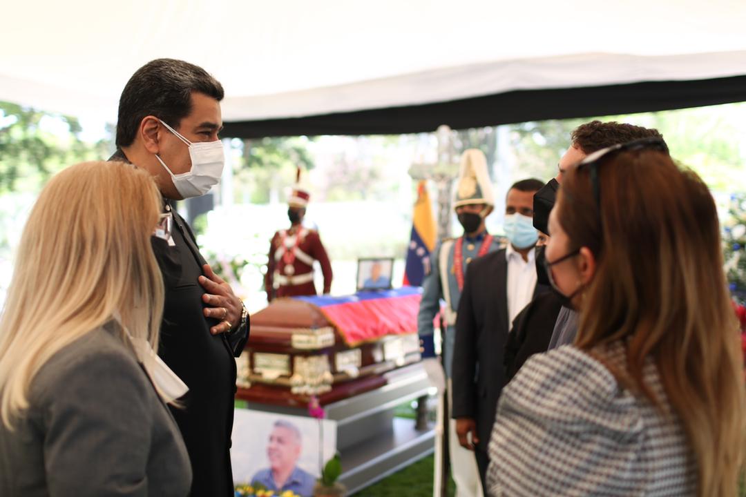 El Presidente <a href="/NicolasMaduro/">Nicolás Maduro</a> rindió homenaje póstumo en capilla ardiente a nuestro amigo ministro Oswaldo Barbera, de igual manera le fue conferida la Orden Libertadores y Libertadoras de Venezuela, que fue entregada a sus familiares. Paz a su Alma.