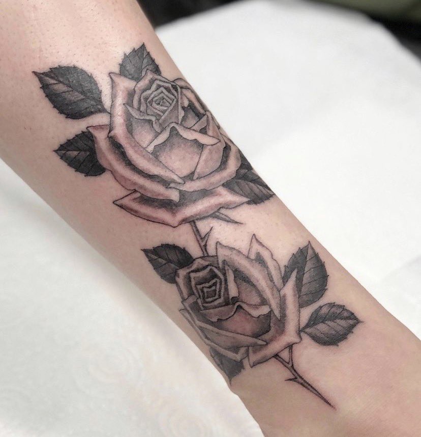 Wrapping roses by @sophierosehunter send us an email or contact her direct with any enquiries #london #blackandgrey #tattooinspo #sevendoorstattoo #classictattoo #traditionaltattoo #inked #rosetattoo
