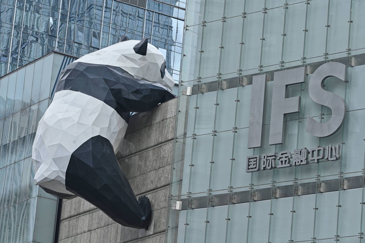 A giant panda statue climbing up a shopping center in Chengdu, SW China's Sichuan has attracted many visitors.