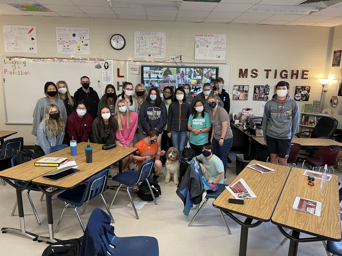 MsTigheLHS's tweet photo. Learning the difference between therapy dogs and service dogs with Mrs. Nicoletti’s class today! 🐶#lambertpack @LambertHS https://t.co/sl4WTrCB6T