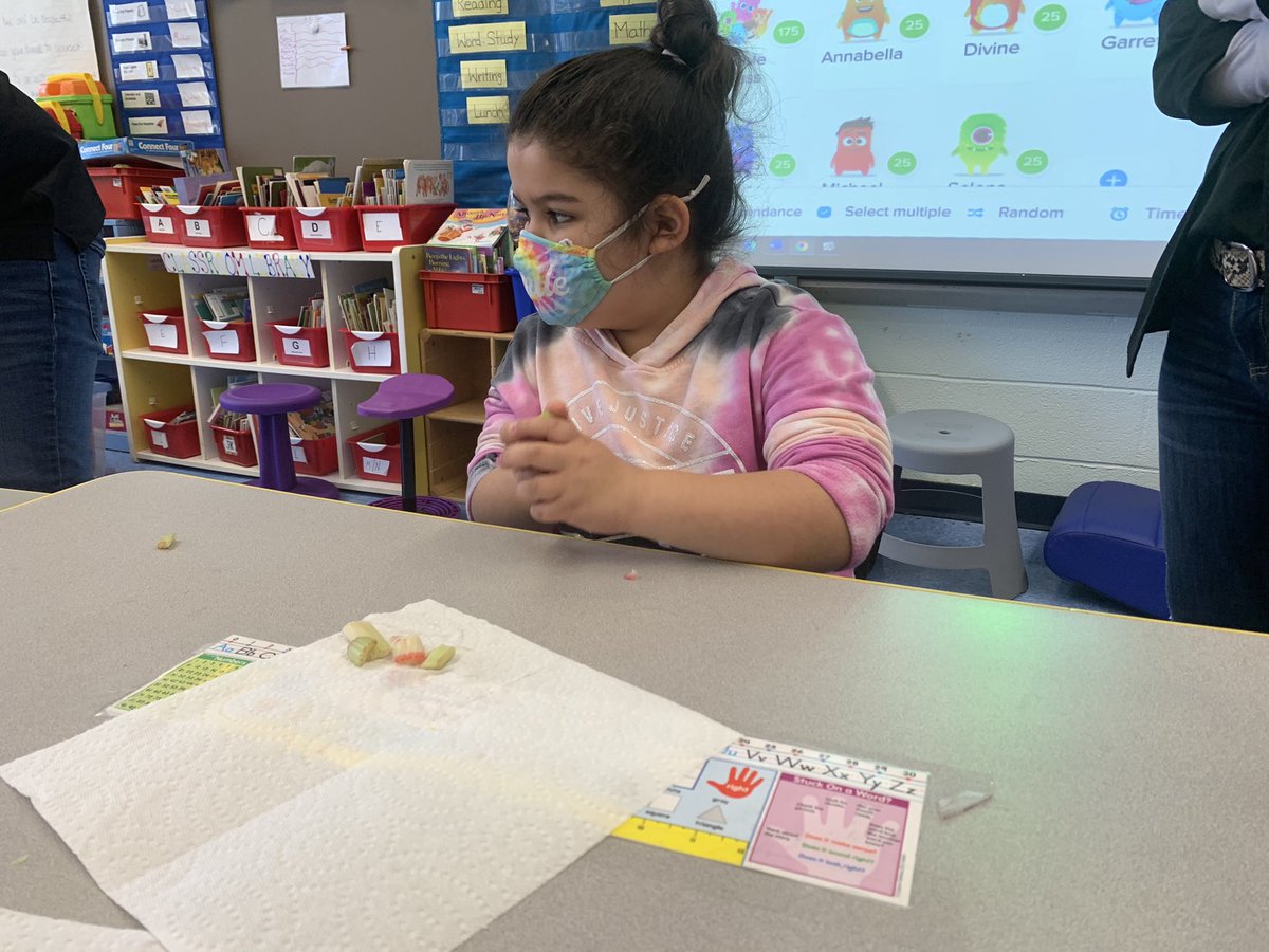 Scillieri_GW's tweet photo. Our class has been learning about plants. Today we finished our science experiment to see how different parts of the plant transport water from the roots and stem and then into the leaves. #mahwahconnects #gwhappy https://t.co/CWvkcReRSg
