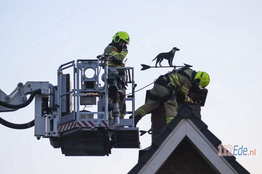 Brandweer blust schoorsteenbrand aan de Dorpsstraat in #Lunteren. 112Ede.