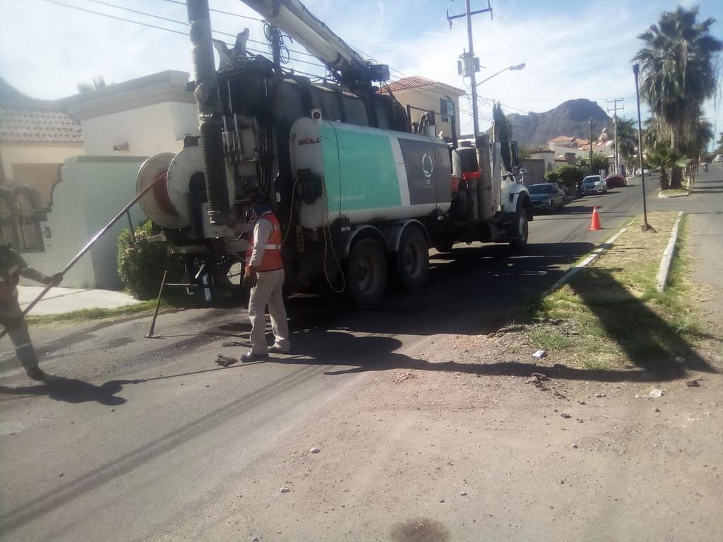 CEAGuaymas's tweet photo. Se realiza trabajos de mantenimiento y desazolve en la red de drenaje, con apoyo de máquina Acuatech realizan limpieza y succión de aguas negras en pozos de visita de colonia Villas de Miramar. https://t.co/whtr2613zJ