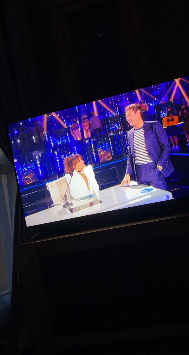 this is just too much! my heart cannot take this 🤩 the queen is back. <a href="/PaulaAbdul/">Paula Abdul</a> <a href="/AmericanIdol/">American Idol</a> 👏😍