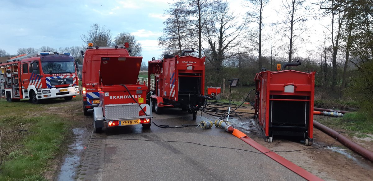 LogisVNOGWest's tweet image. Afgelopen nacht zijn wij uitgerukt ter ondersteuning van de collega's van de VNOG Logistieke Eenheid Oost met onze brandstofaanhanger en de ademluchtcontainer. Weer een mooie en fijne samenwerking met de collega's in het oosten van onze regio. instagram.com/p/CNvTMi9hPdx/…