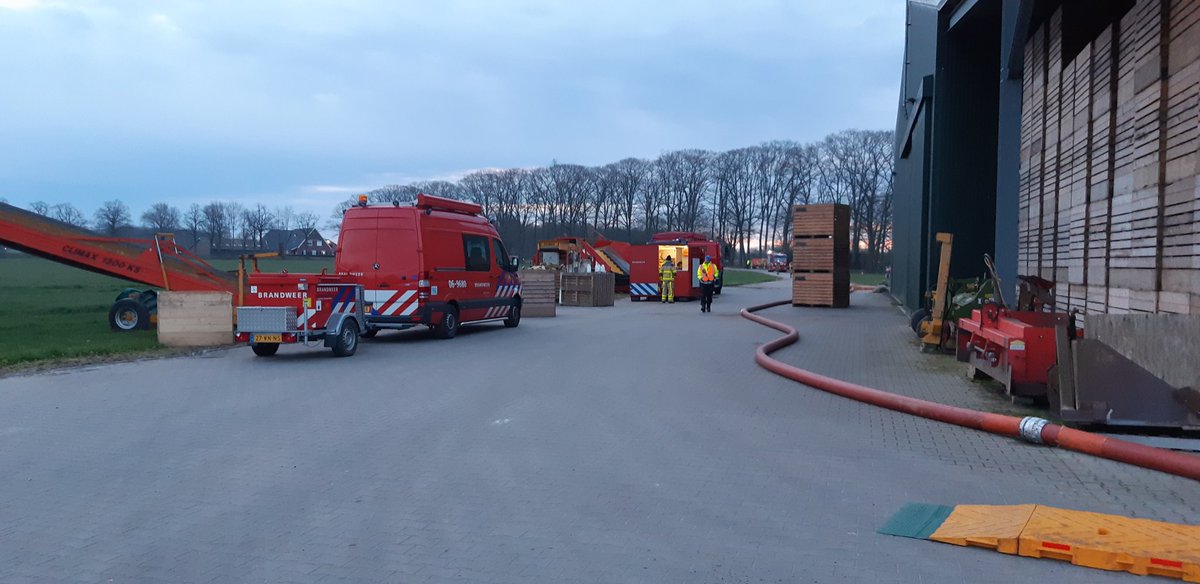 LogisVNOGWest's tweet image. Afgelopen nacht zijn wij uitgerukt ter ondersteuning van de collega's van de VNOG Logistieke Eenheid Oost met onze brandstofaanhanger en de ademluchtcontainer. Weer een mooie en fijne samenwerking met de collega's in het oosten van onze regio. instagram.com/p/CNvTMi9hPdx/…