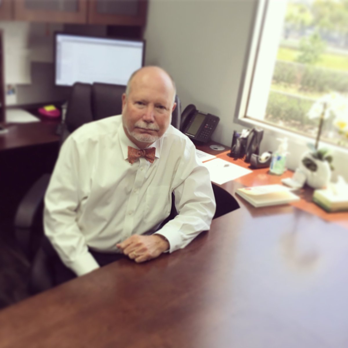 Breastlink's tweet photo. “A woman with newly diagnosed breast cancer needs several doctors to take care of her, it’s a care plan that requires doctors talking to each other &amp; working together. The old way of treating it was sequential, today it’s a team that specializes in breast cancer.” - Dr. John Link https://t.co/X68CcTSzOl