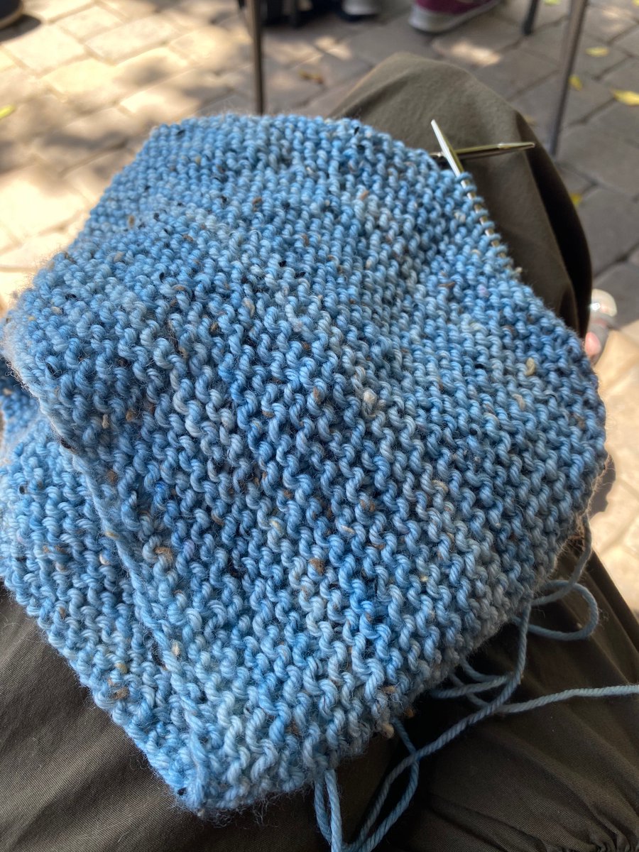sixstringblond's tweet image. What I love about knitting 🧶 waiting at the car wash = progress! #NEVERBORED
