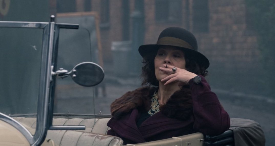 Helen McCrory'nin ölümünü duyunca şok oldum.
Polly Gray efsane bir karakterdi. Hayranlıkla izliyordum her bölüm..
A moment of silence for Polly Gray 
By the order of #PeakyBlinders !
RIP 🙏