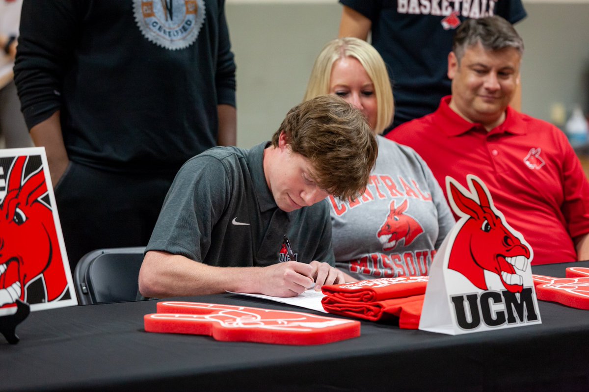armentconnor's tweet photo. I am officially a mule✍🏼🏀@UCentralMO @vicwilli https://t.co/4krwywzkBF
