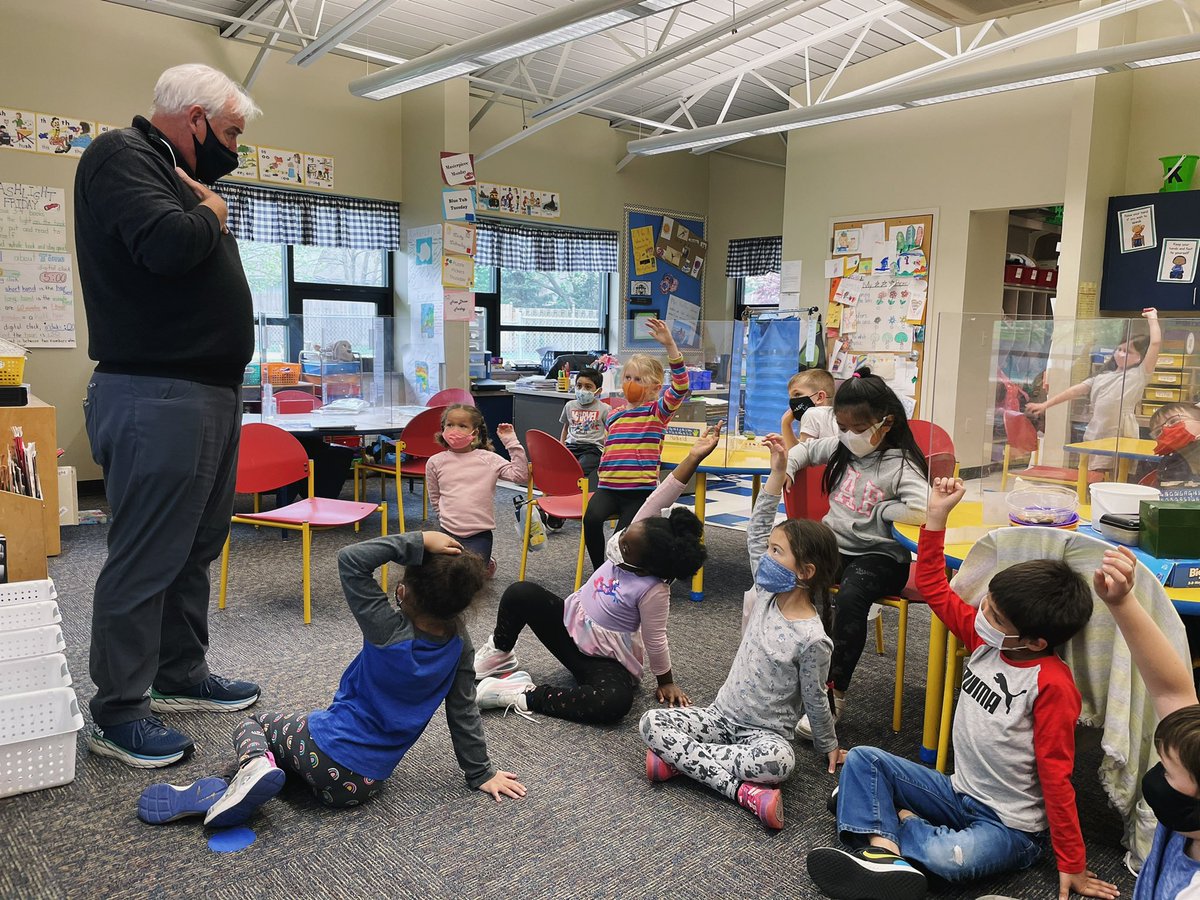Shane__Foster's tweet photo. I had a great time visiting with the kindergartners today and sharing about Australia #onlyatbarstow @BarstowSchool https://t.co/6MzUt5p9ww