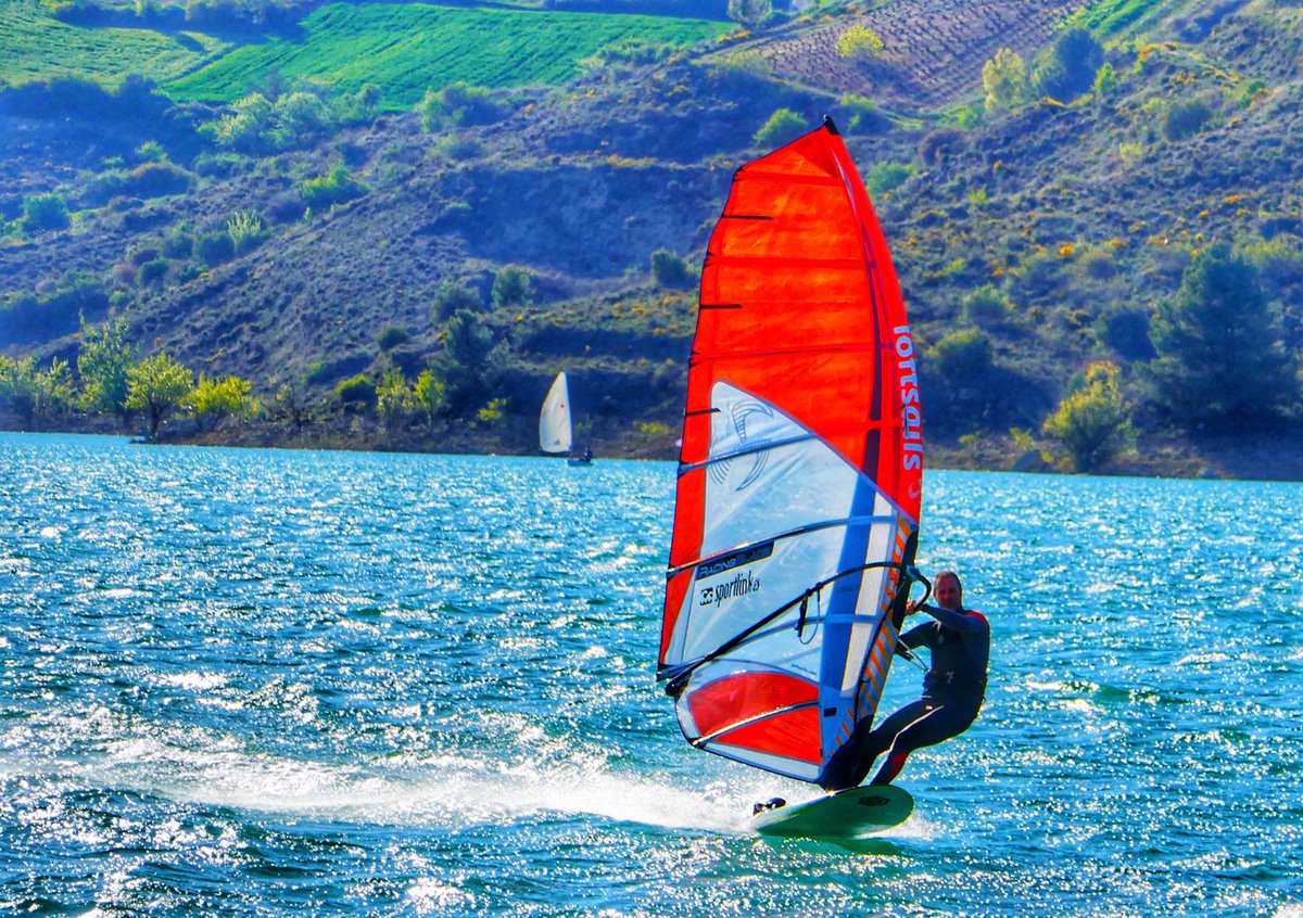 tierrasDiranzu's tweet photo. 📣🌼Estáis pensando en disfrutar de un relajante paseo en #barcodevela, o de un excitante paseo en #Windsurf, o tal vez #Padlesurf, #kayaking, #Hidropedales o #Parapente vuestro destino es  el #EmbalsedeAlloz, Escuela Navarra de Vela, Camping Aritzaleku 🏖️🏝️⛵🛶🪂 https://t.co/RtonTVFkhm