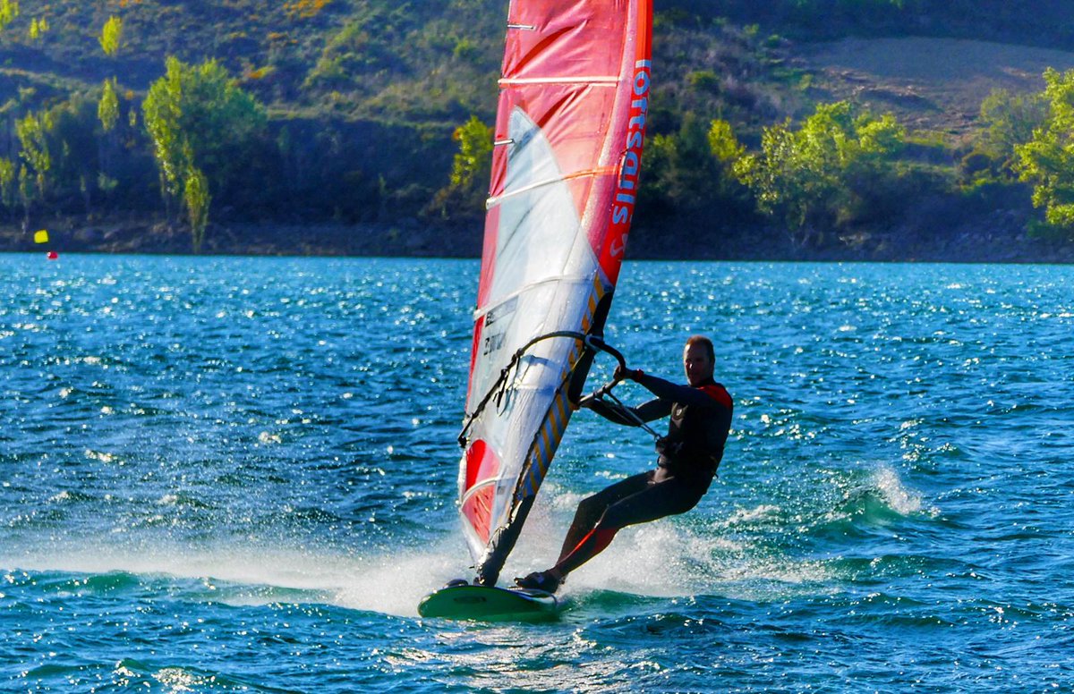 tierrasDiranzu's tweet photo. 📣🌼Estáis pensando en disfrutar de un relajante paseo en #barcodevela, o de un excitante paseo en #Windsurf, o tal vez #Padlesurf, #kayaking, #Hidropedales o #Parapente vuestro destino es  el #EmbalsedeAlloz, Escuela Navarra de Vela, Camping Aritzaleku 🏖️🏝️⛵🛶🪂 https://t.co/RtonTVFkhm