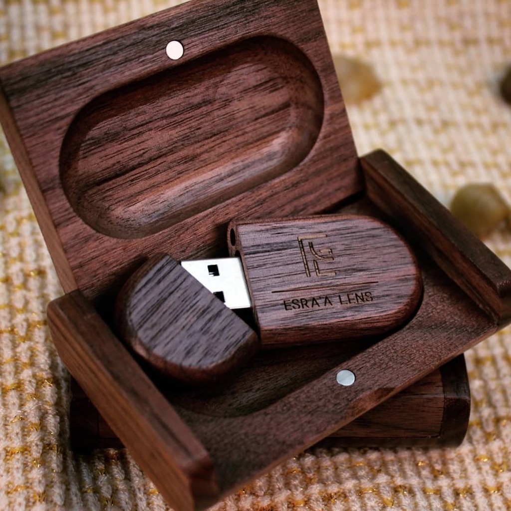 .
.
.
من جديد أعمالنا فلاش #كبسولة_خشبي باللون الغامق مع حفر الشعار بالليزر عالفلاش والعلبة 📷👌🏼. 
.
.
.
#فلاشك_على_كيفك #هدية  #فلاشات #هدايا_دعائية  #تصوير  #فلاش_ميموري #usb #usbflash #photography #بعدستي #تصويري instagr.am/p/CNvUtLklulm/