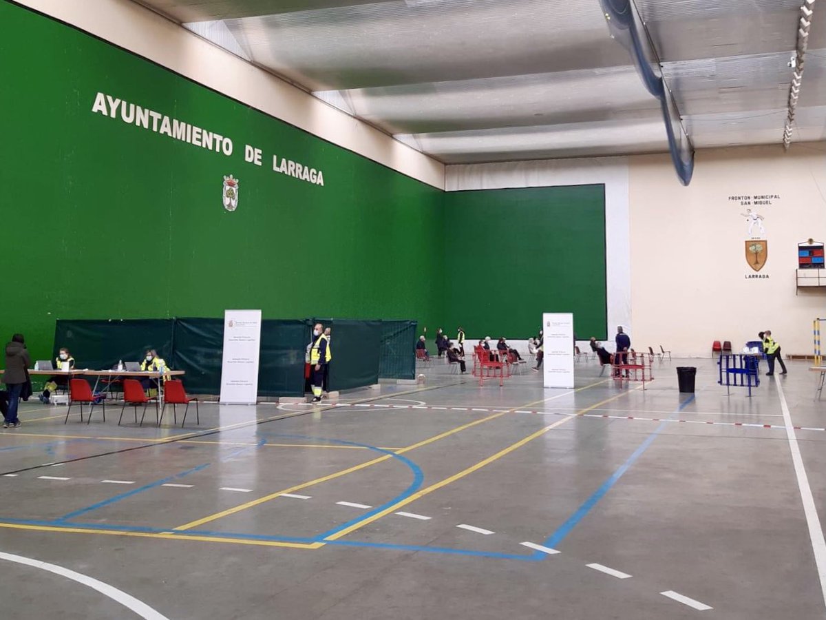AyuntaLarraga's tweet photo. Nuestros mayores de + 80 años ya están #vacunados; los de 70 a 79 y 60 a 65, recibieron su primera dosis. En total, 1.133 personas.
#GRACIAS a la labor del voluntariado, sanitarios y administrativos. #VacunaCOVID19 @ArtajonaOficial @Miranda_de_Arga @Berbinzana1 https://t.co/5cfv7sW3pm