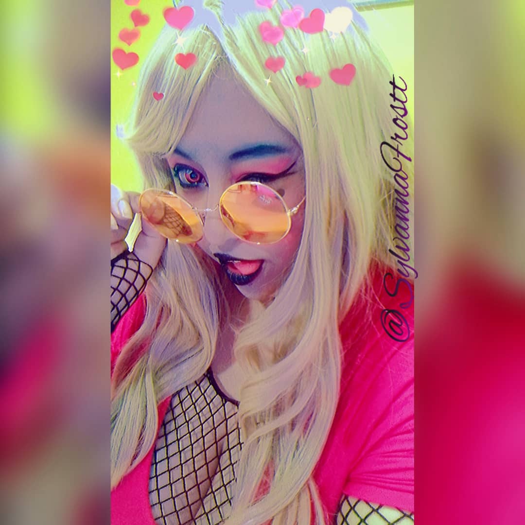 Sylvannafrostt's tweet photo. Pack your bags, Suns out...
Take a vacay babe, take it straight to bonetown 🎶💕💋
#verosikamayday #verosika #helluvaboss #makeupinspired #outfitinspired #vivziepiop #animation #succubus #cosplay #cosplayer #succubi #Blitzo #HelluvaBoss #cosplayergirl https://t.co/6Hvm32m00G