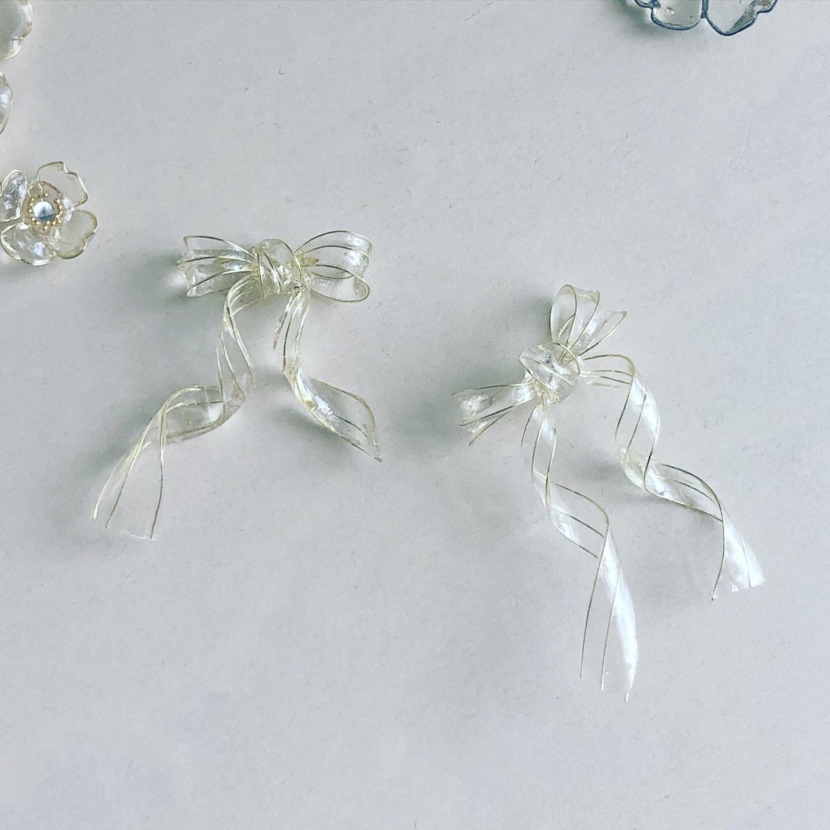 cheeeech1's tweet photo. 夏を意識して涼しげなワイヤーアクセサリーを製作しました。リボンのクルクルが作っていて楽しいです。カラーを付けようか迷ったんですが、結果透明な方が可愛いという結論になりました。さりげないリボンおすすめです。 https://t.co/Ox5ST0Dzm7