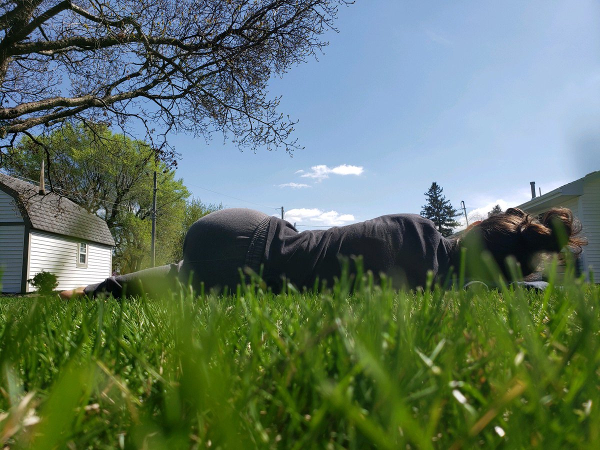 shaynasanchez00's tweet photo. I’ve been feeling very sad and unmotivated the past few days. So I went outside, took a nap in the grass and felt the same when I woke up. Happy Friday:) https://t.co/41MMm17tJc