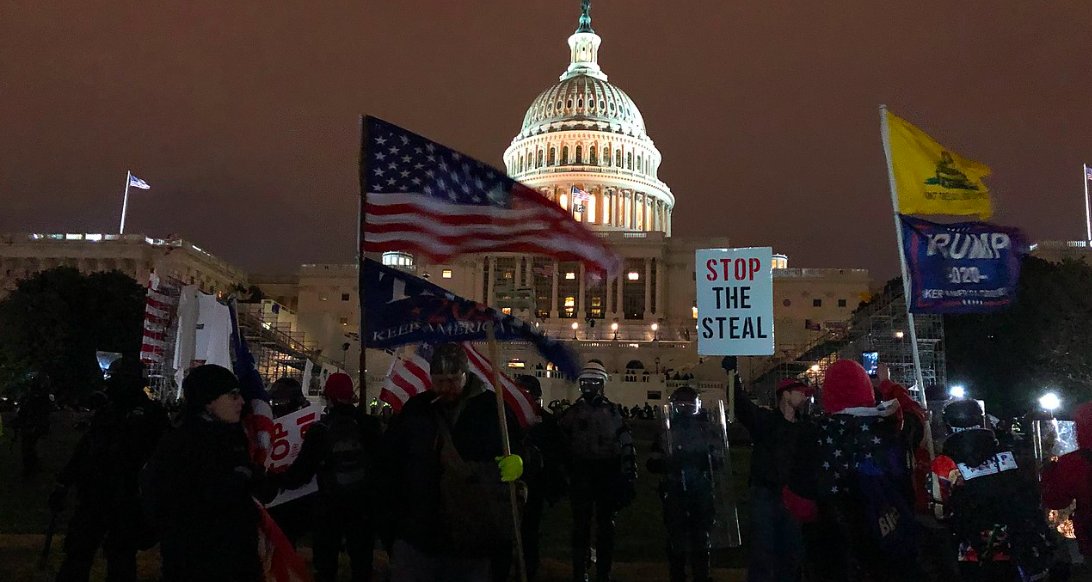 ProjectLincoln's tweet photo. Jan 6, 5:46PM: Capitol Police riot squads push Trump rioters back from the west side of the Capitol building to establish perimeter. 

#RelivingJan6 #TheBigLie #Jan6NeverAgain https://t.co/77IqvmjOjT