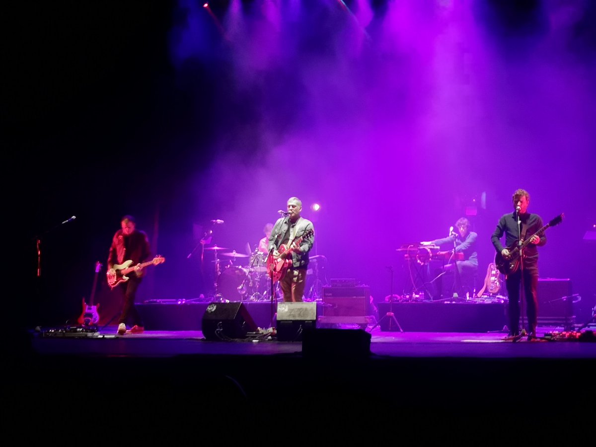 18 años después vuelvo a escucharlos en directo en #Badajoz, sois muy grandes.
<a href="/lahabitacionroj/">La Habitación Roja</a>
<a href="/jorgemartiaguas/">Jorge Martí Aguas</a>