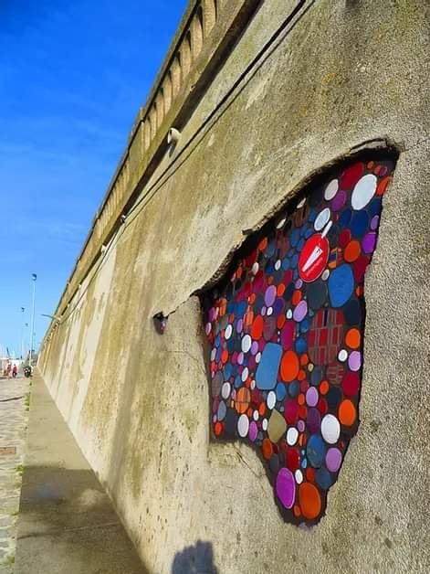 LMPositif's tweet photo. 🇫🇷 À Lyon, le street-artiste Ememen répare avec couleur et poésie les fissures et nid de poule. Cela fait plusieurs années qu'il installe ses œuvres au fil des trottoirs, des murs et des ruelles au point que désormais des visites guidées de ses installations y sont organisées. https://t.co/sE23wW2iiP