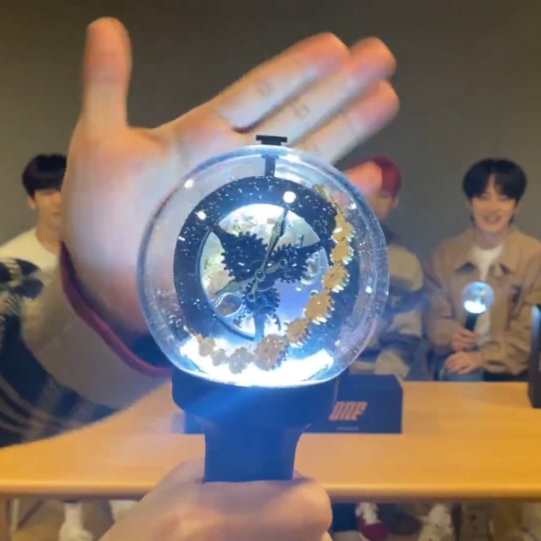 violetminkyunz's tweet photo. Hello FUSE ๐ก
As a thankyou for your kindness aswell as fulfilling my ONF 1st win promise, I will be giving away one ONF lightstick ๐โญ
The ww ga entry period ends 11:59pm AEST on the 27th โฃ If you have any questions please ask ๐ Best wishes ๐ค๐
#onf #onflightstick #onfga https://t.co/sRebSc4QYq