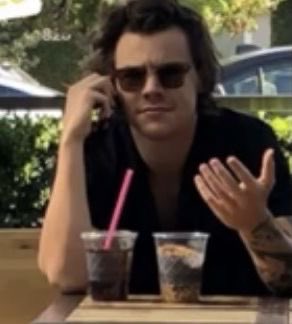ssavivii's tweet photo. #HarryStyles #LouisTomlinson #LarryIsReal #LarryFanClub #Larry 

“CIOÈ A LEI           “amore, dai. Non ti 
SCRIVI SUL           arrabbiare. Appena
PROFUMO E         torno a casa ti 
A ME DEDICHI       disegno un cuore 
SOLO QUALCHE   sul profumo” 
STROFA??!” https://t.co/21HCVkdo59