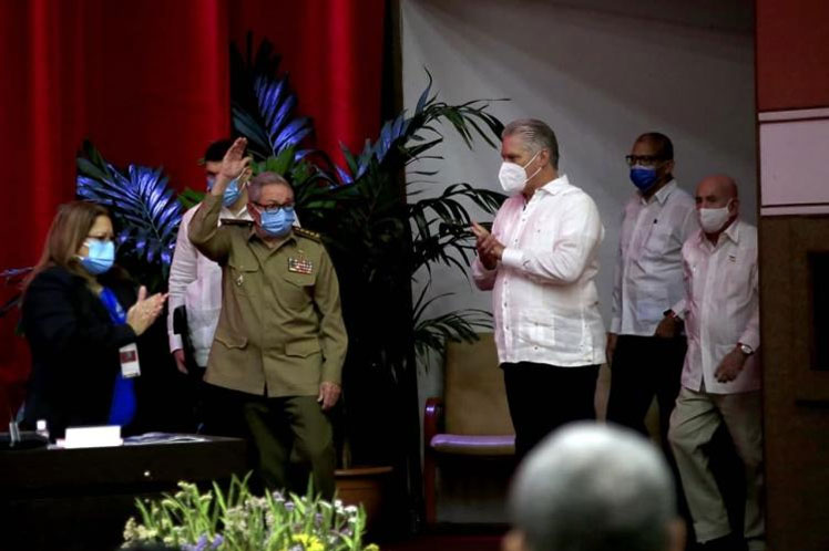 cadenagramonte's tweet photo. @RaulCastro_Ruz anunció en el #8voCongresoPCC el cese de su cargo al frente del Comité Central del @PartidoPCC con la satisfacción de entregar la dirección de #Cuba a personas preparadas y comprometidas con la ética, los valores de la cultura y la nación #CongresoDeLaContinuidad https://t.co/wVwI6sDIyi