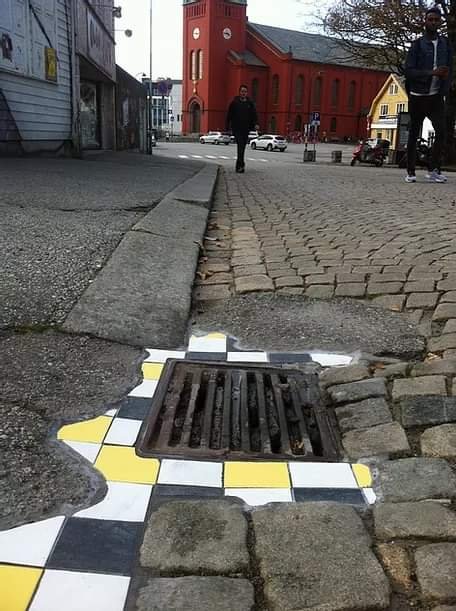 LMPositif's tweet photo. 🇫🇷 À Lyon, le street-artiste Ememen répare avec couleur et poésie les fissures et nid de poule. Cela fait plusieurs années qu'il installe ses œuvres au fil des trottoirs, des murs et des ruelles au point que désormais des visites guidées de ses installations y sont organisées. https://t.co/sE23wW2iiP