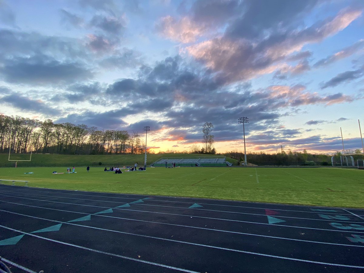 krun_Senior_sca's tweet photo. What a great way to start the day!! Thanks to all who came out for KR’s first #SeniorSunrise 🌤 #WeAreKR #Seniors2021 https://t.co/5jW6t0Tj4s