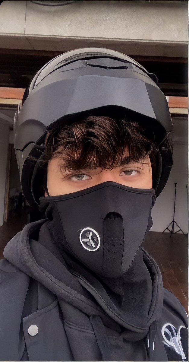 dayker666's tweet photo. ✨Últimamente cada ves estoy más cómodo sin ocultar mi heterocromia✨Gracias 🥺 https://t.co/hKJtNY0uTE
