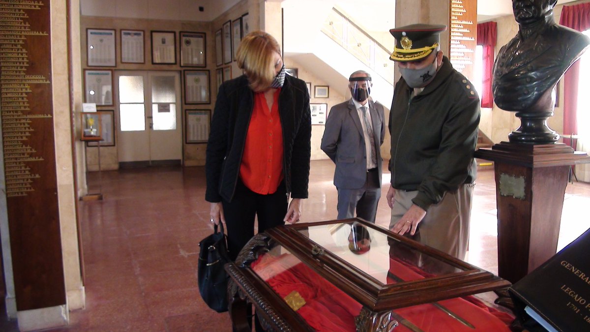 liceopaz's tweet photo. Visita de la Directora de Políticas de Género del Ministerio de Defensa https://t.co/zwRNxilNNM https://t.co/xMrCe2SOxf