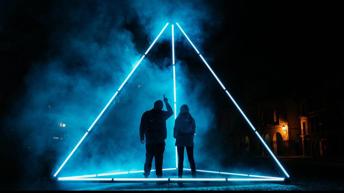 JulitrosPerez's tweet image. Es difícil no dar un respingo y emocionarse con “El triángulo de Sternberg”. Todos tenemos mucho de esas seis historias sobre el amor, la distancia y la perdida en este año jodido. Cosas de las que deberían hablarse más. #Docusen0 @RicardUstrell @MovistarPlus