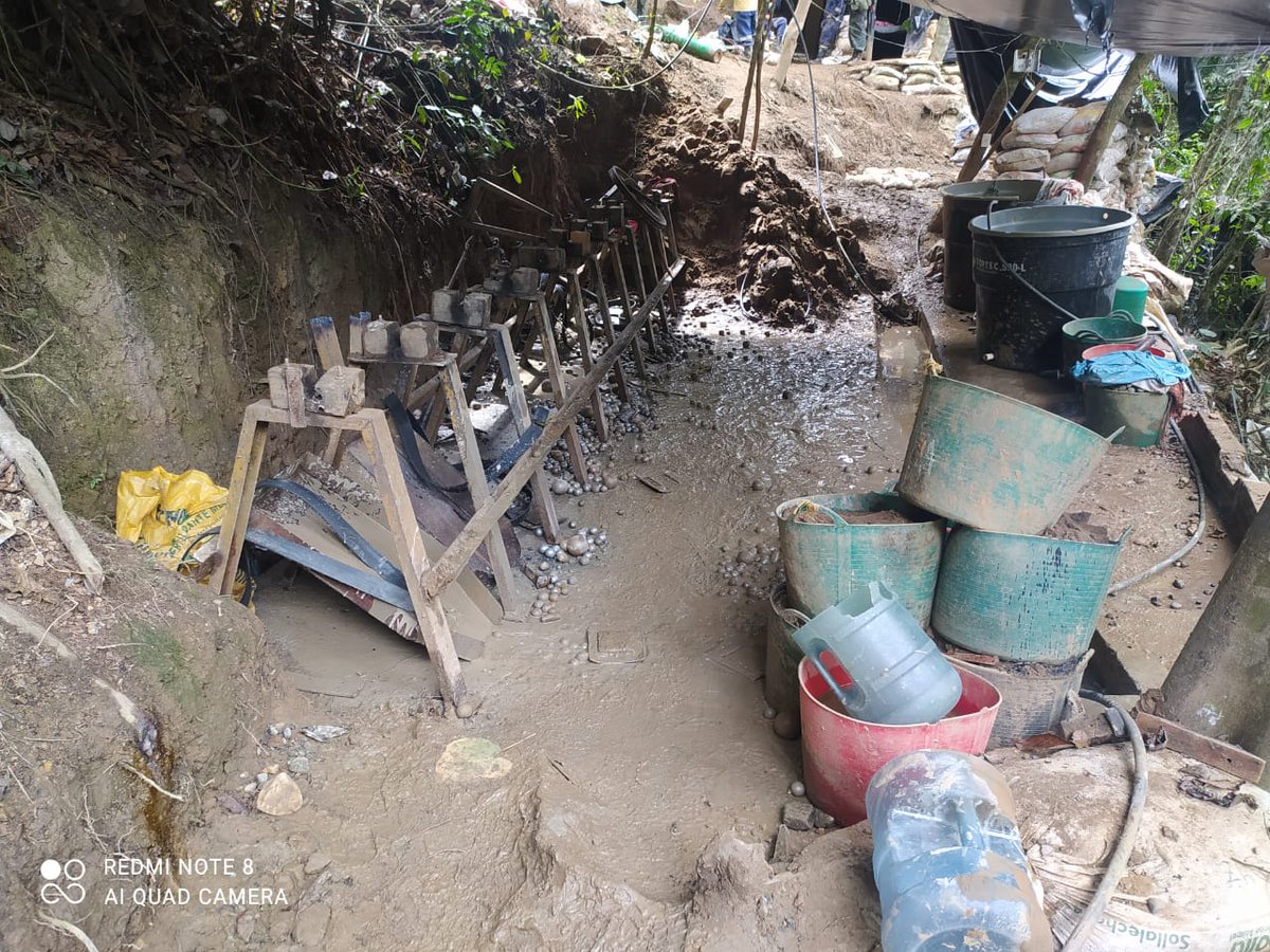 CarabinerosCol's tweet photo. Junto a @COL_EJERCITO en el municipio de #Buriticá, logramos intervenir 07 unidades mineras, la incautación de 22 motores eléctricos, 03 motobombas,  5.600 gramos de mercurio, 77 granuladores y la captura de 01 persona. #UNIMIL https://t.co/leIJmcFZxE