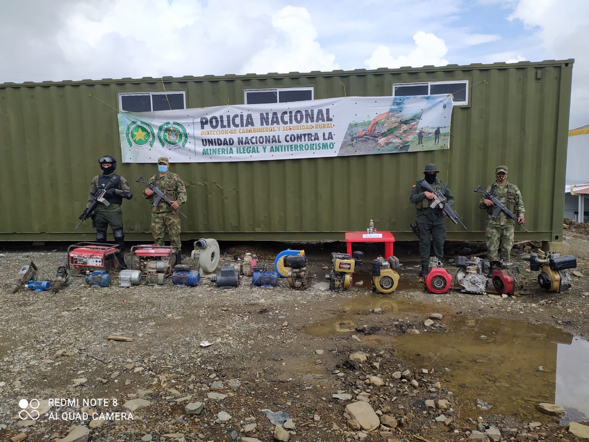 CarabinerosCol's tweet photo. Junto a @COL_EJERCITO en el municipio de #Buriticá, logramos intervenir 07 unidades mineras, la incautación de 22 motores eléctricos, 03 motobombas,  5.600 gramos de mercurio, 77 granuladores y la captura de 01 persona. #UNIMIL https://t.co/leIJmcFZxE