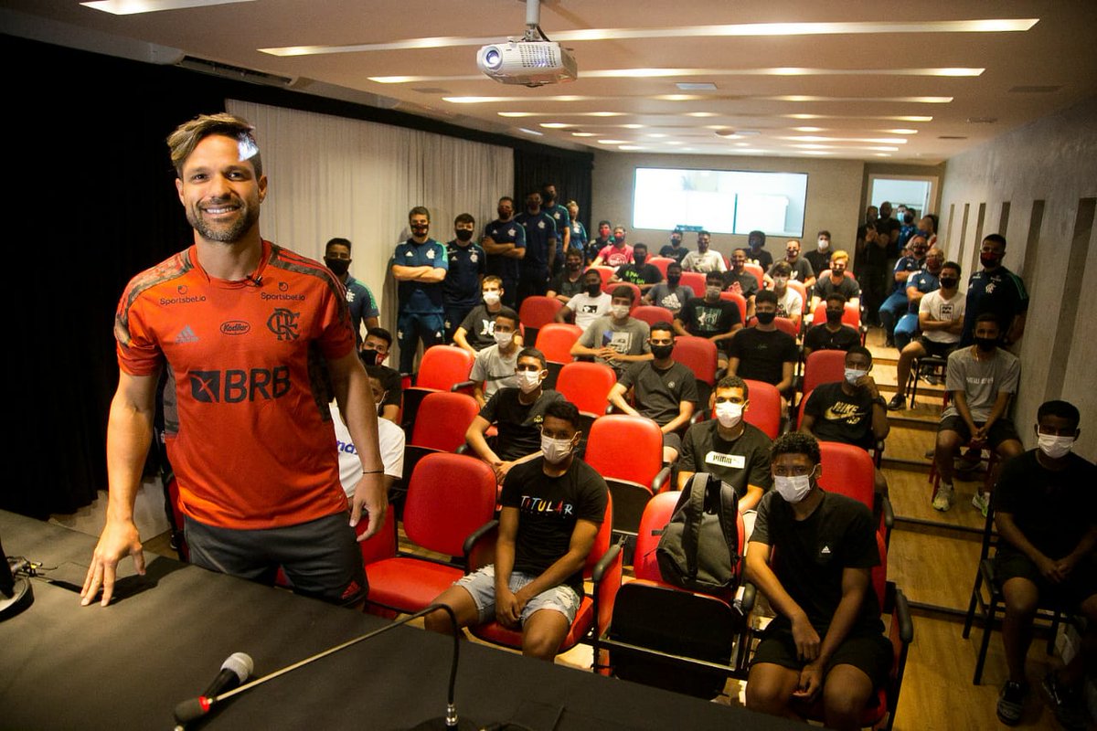 schmidt_felipe's tweet image. Diego deu uma palestra para o sub-17 do Flamengo nesta sexta.

O capitão rubro-negro falou sobre sua carreira e as dificuldades encontradas no caminho. 

Fotos: Gilvan de Souza / Flamengo

#gefla