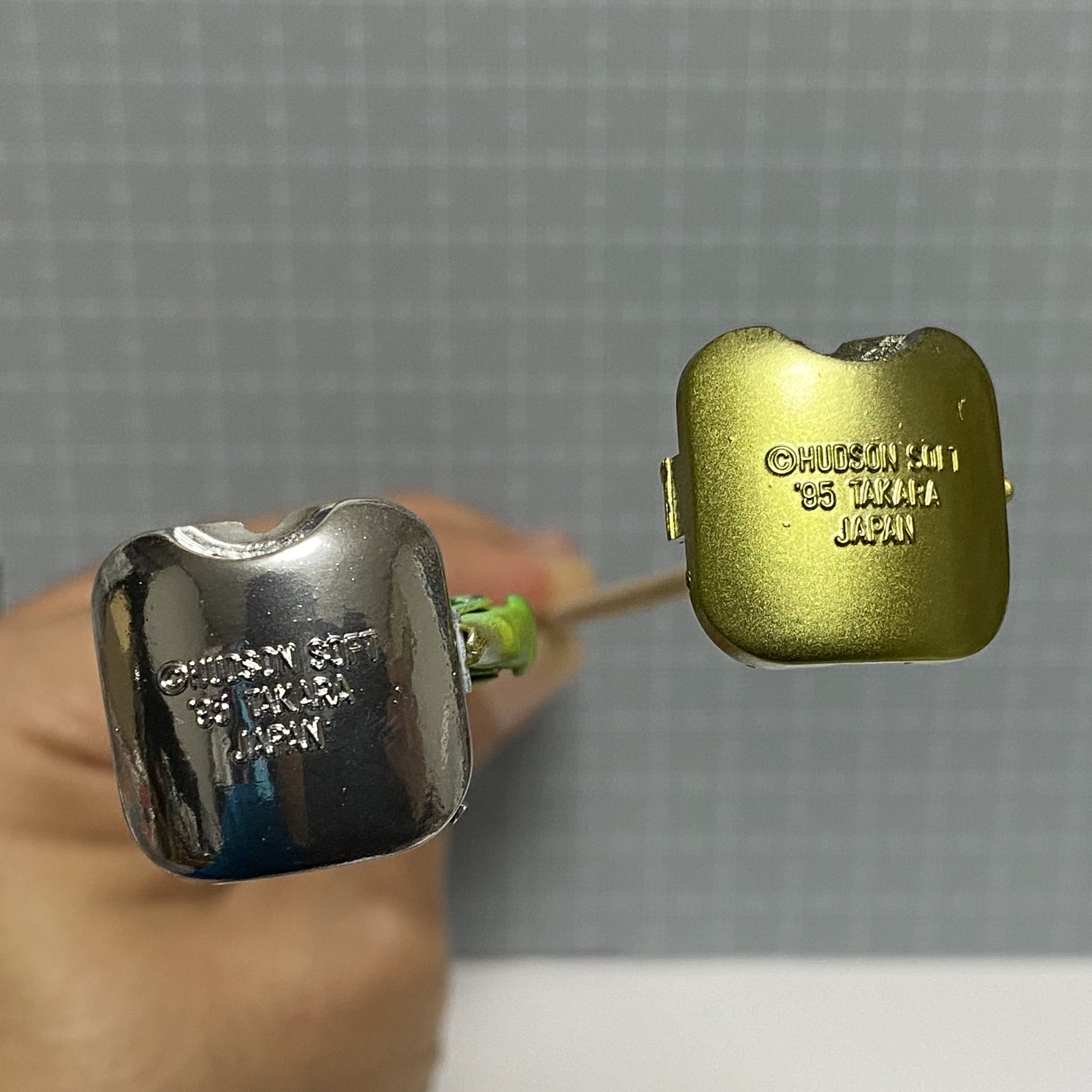 ビーダマン解説本頒布中のシュトルム パンツァー 左 ガンダムマーカー メッキシルバー ガイアカラークリアイエロー 鏡面が失われ普通のゴールドに 右 ガンダムマーカー メッキシルバー アクリジョンクリアイエロー 希釈は1 1 塗料が乗らず弾いて