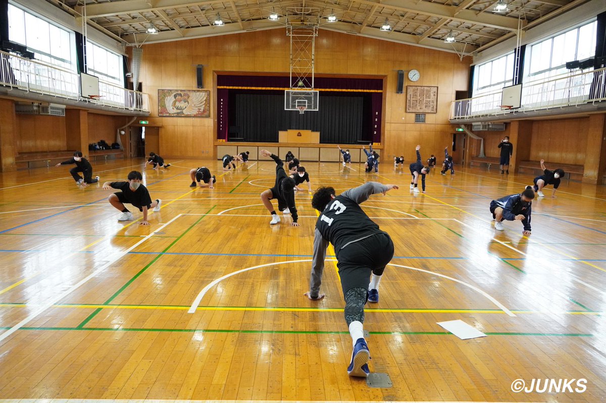 junks_team's tweet photo. JUNKS CLINIC
世田谷区立富士中学校バスケットボール部へ行ってきました��

コーチは高崎陽平選手兼ＧＭ
@yoooooohey 

最高の笑顔で基本のクリニックでした。

泉先生ありがとうございました。
素敵な時間です。

#JUNKS
#JUNKSCLINIC
#高崎陽平 https://t.co/wWym52BepP