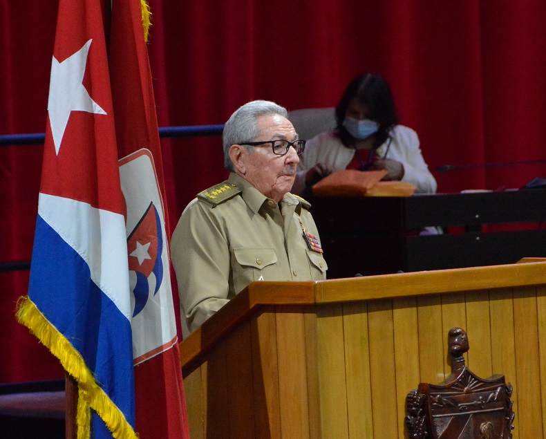 CubaMINREX's tweet photo. #8voCongresoPCC | Raúl Castro insistió en que decisiones de la economía, en ningún caso, pueden generar ruptura con ideales de justicia e igualdad, ni atentar contra unidad del pueblo y del PCC, cumpliendo con la máxima de que nadie en nuestra sociedad quedará desamparado. https://t.co/fSmoT3pWSx