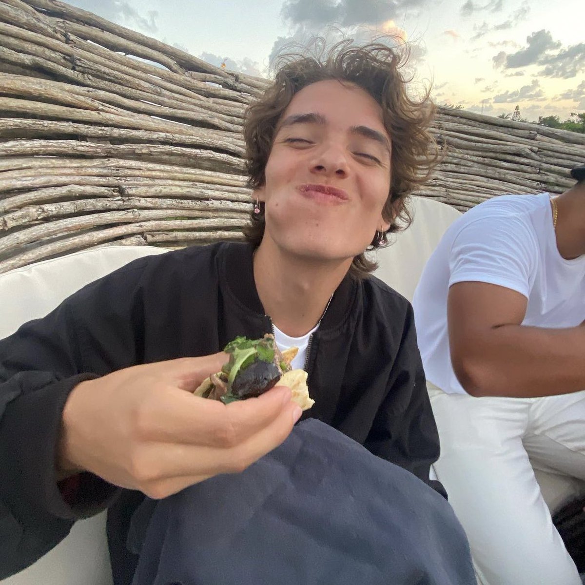 johnlogsn's tweet photo. hi bby, im gabriela and i'm 18y! im from minas gerais nowadays... ilysm thank you for always doing your best, im so proud of you. here no matter what but you already know that. 
#ThisIsMeNoah https://t.co/7PwmEUifS6