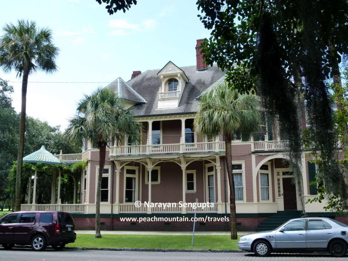 Savannah - 6/  #travel  #Top4Theme  #FlashbackFridayz - So much to see just walking around aimlessly. Except the grid pattern makes it easy to find your way back to wherever you want. On hot days, take plenty of water.