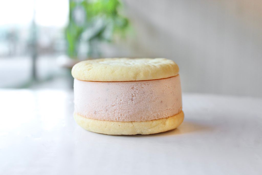 Bright and light, perfect for this weekend weather. Try our La Quinn - two lemon sugar cookies with strawberries n cream ice cream. Named after our fav niece! Happy Friday! ☀️ We’re open till 9pm all weekend long. #IceCreamSandwich