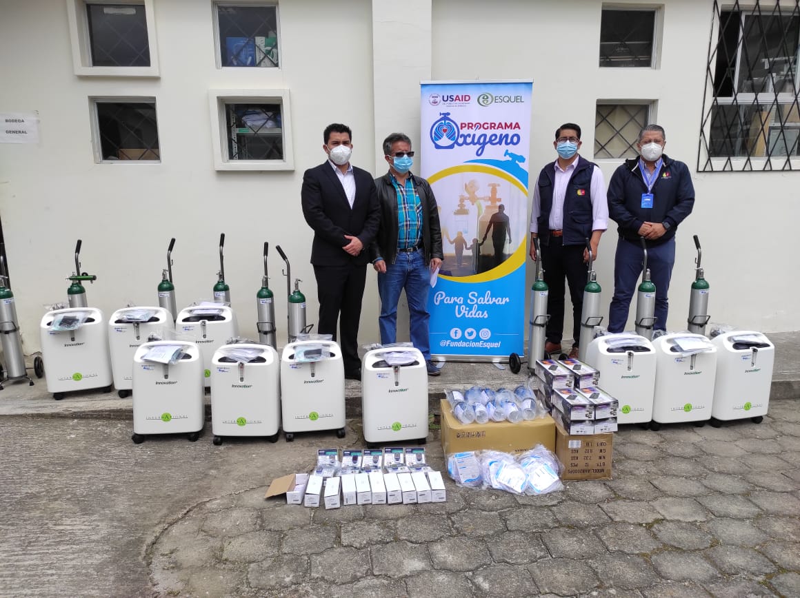 #Bolívar| El Hospital Alfredo Noboa recibió de parte de la Fundación ESQUEL, en colaboración de la USAID, la donación de 10 concentradores de oxígeno digital de alta gama, 10 tanques de oxígeno, manómetros, 10 kits de oxígeno terapia, saturadores y termómetros digitales.