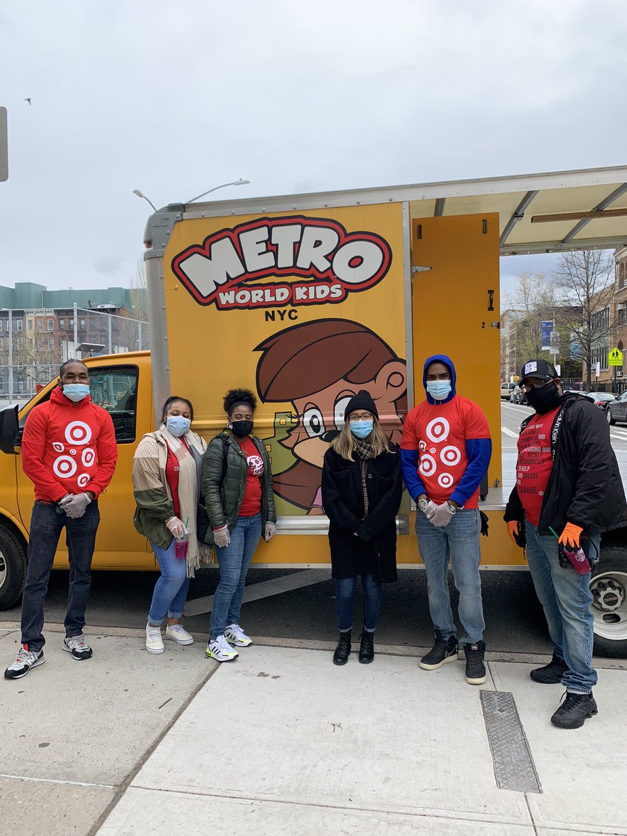 HRJetayia's tweet photo. We had such a good time helping out with @HopeforNewYork βs Mobile Pantry & giving back to the community today! What your organization does is great & any time guys need a helping hand, we are more than willing β€οΈ @AshleyN0817 @JoseStarTgT @CeciliaEspana3 #HarlemTarget https://t.co/9we9kdH49J